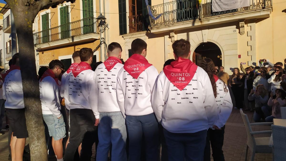 Los quintos canta los 'Goigs' en Campanet.