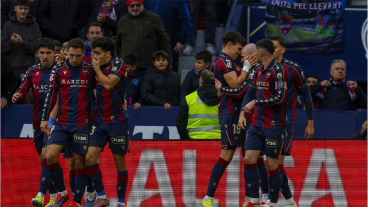 Los jugadores del Levante UD celebrando el gol de Carlos Espí ante el Girona