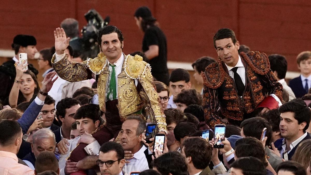 Los diestros Morante de la Puebla y José María Manzanares salen a hombros tras el segundo festejo de la Feria del Caballo de Jerez, este sábado.