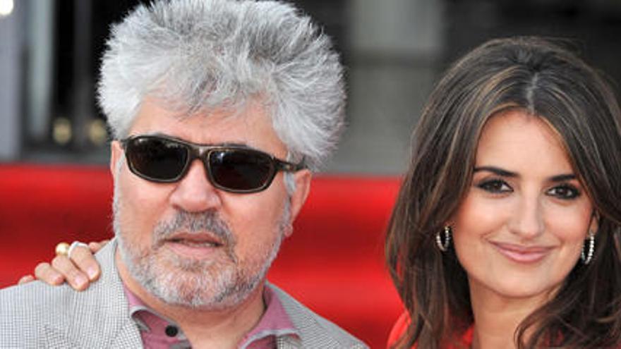 Pedro Almodóvar y Penélope Cruz posan juntos.