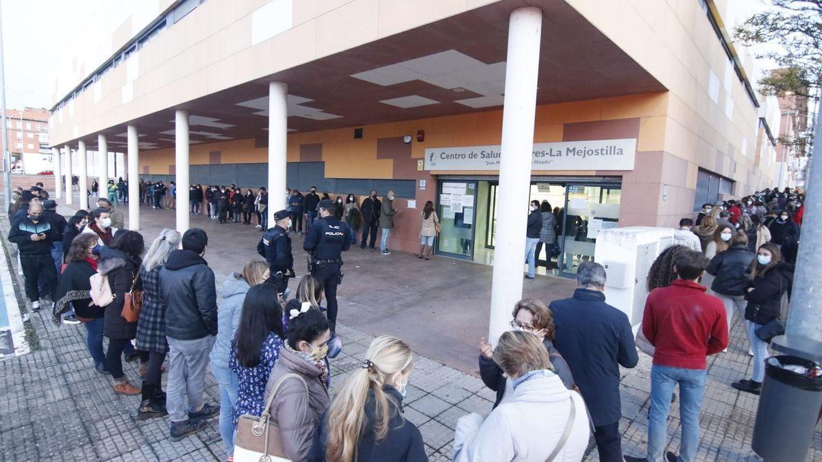 La policía tuvo que controlar la fila ante la proximidad de los usuarios y los nervios por no poder entrar.