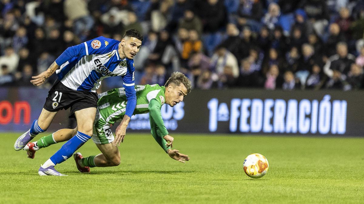 Retuerta regatea a Carlos de Roa, jugador del Betis B.