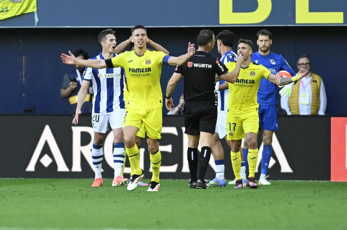 Foyth y Femenía, indignados con el árbitro ante la Real Sociedad.