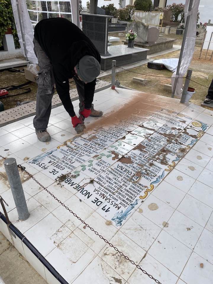 Inicio de los trabajos de exhumaci�n de la fosa 95 en el cementerio de Paterna..jpg