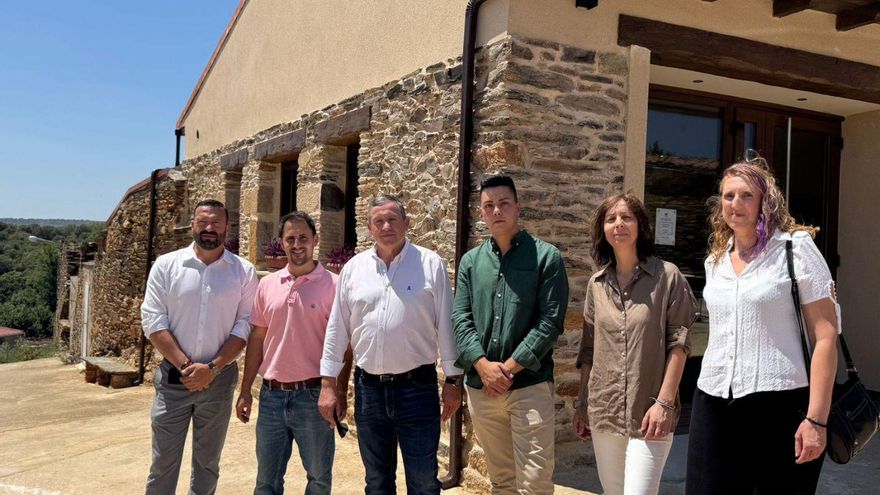 Miembros de la Corporación Municipal y de la Diputación, con Faúndez en el centro, ante el nuevo centro social. | CHANY SEBASTIÁN
