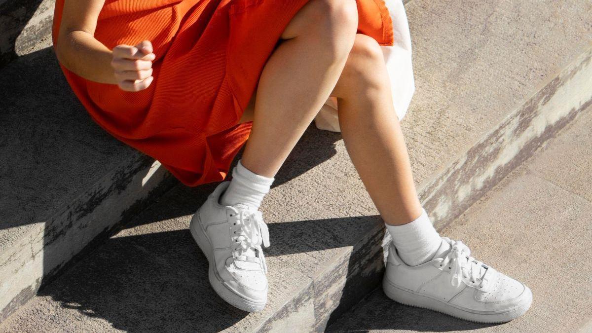 Unas zapatillas blancas.