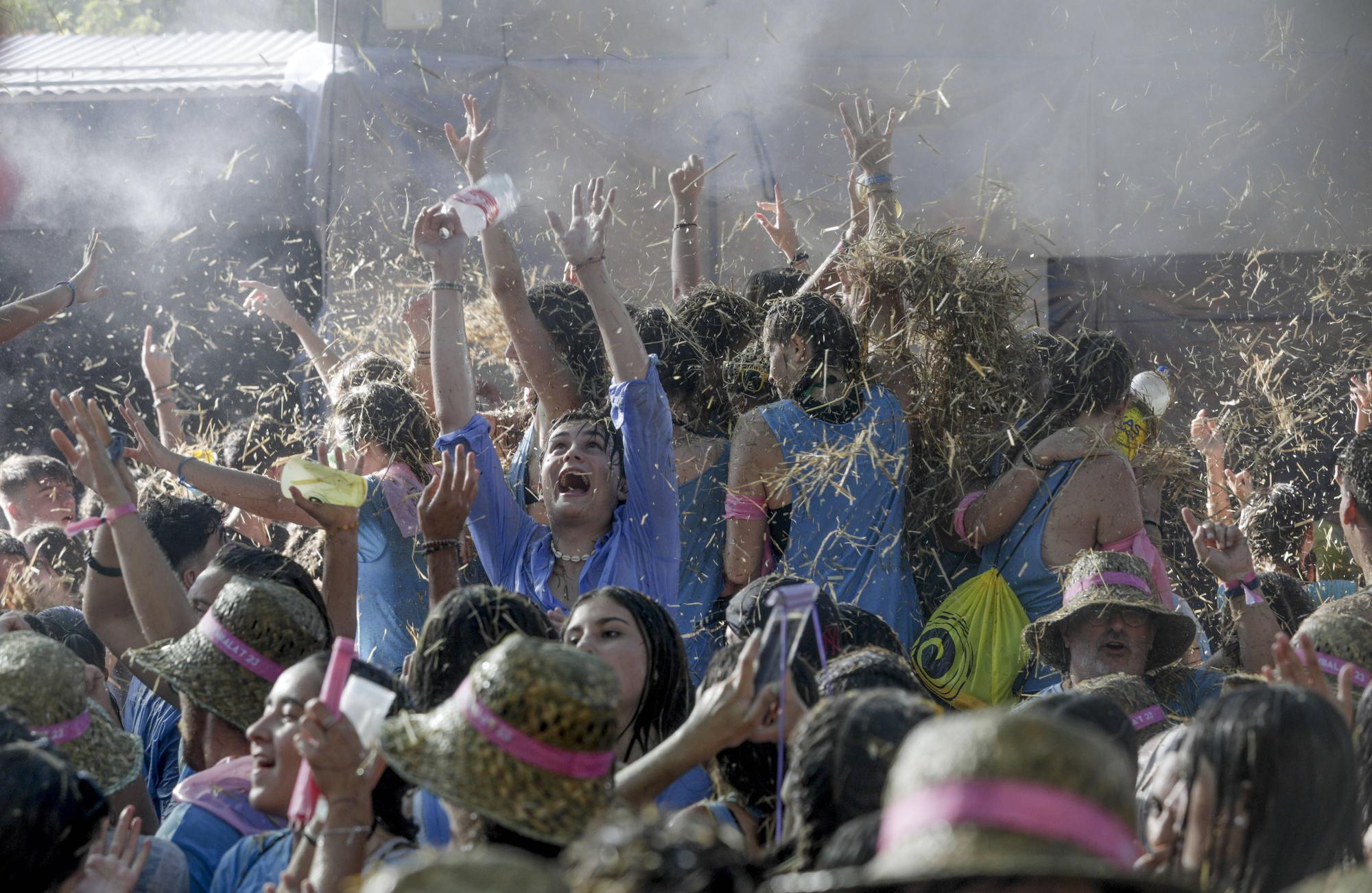 Stroh, Wasser und viel Spaß - so wurde die "Embala't 2023" in Sencelles gefeiert.