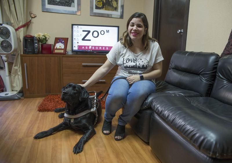 Naiara González y su perro guía 'Kipa'