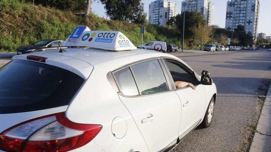 Un coche de autoescuela durante una clase práctica.