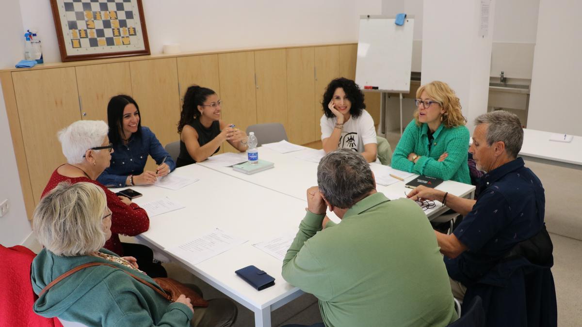 La alcaldesa, Cristina Mora, en la reunión con la Junta Directiva Municipal de Personas Mayores de Quart de Poblet