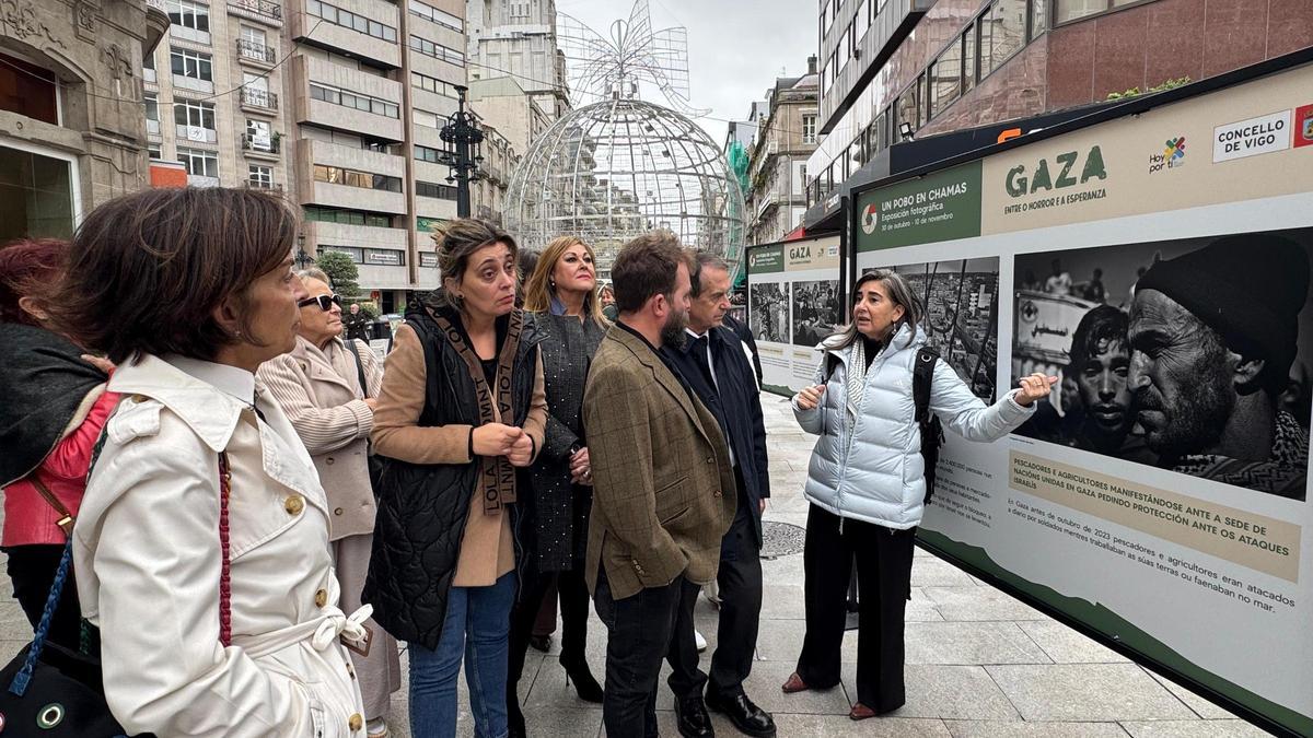 Inauguración de la exposicion "Un pueblo en llamas" en la calle Príncipe