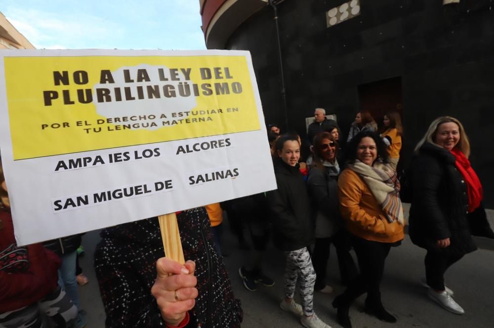 Miles de personas protestan en Orihuela contra la Ley de Plurilingüismo