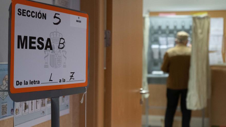 Un hombre, al fondo, en una cabina electoral durante los comicios de este 28 de mayo. |