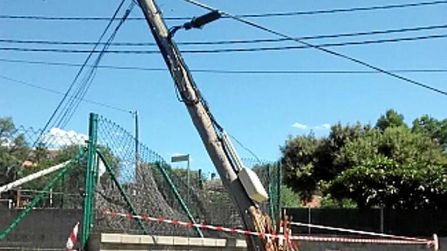 Un camió tomba un fanal a Castellnou de Bages