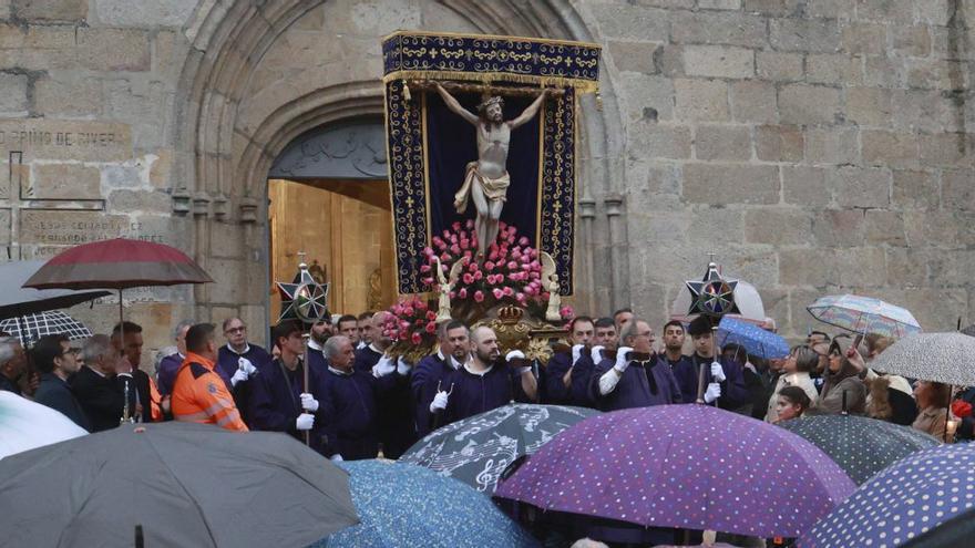 La lluvia deja a los redondelanos sin su procesión del Cristo de la Agonía
