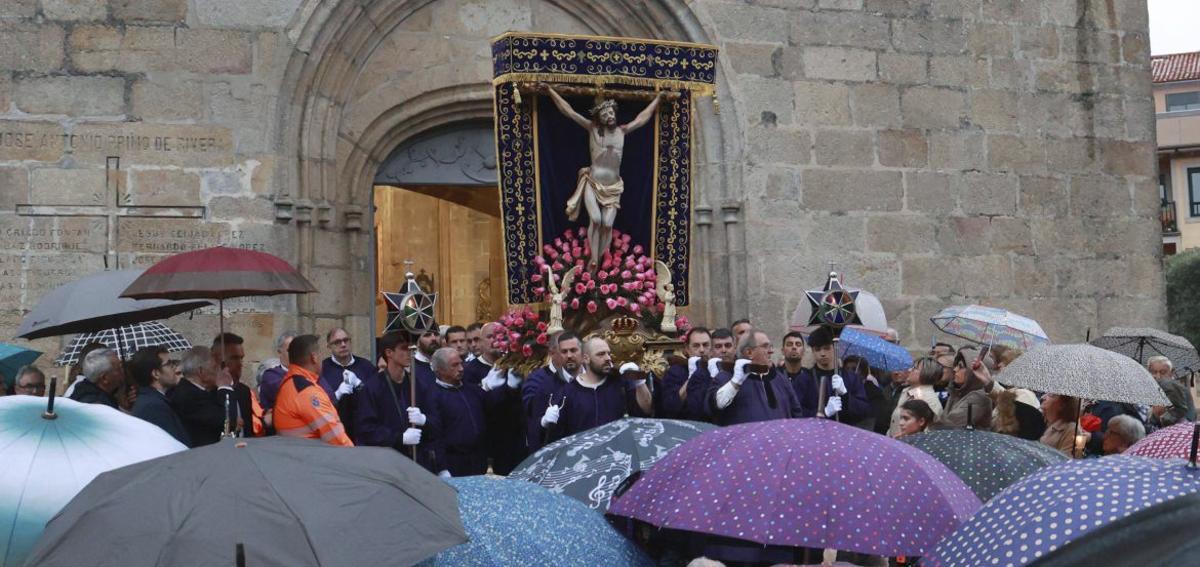 La lluvia deja a los redondelanos sin  su procesión del Cristo de la Agonía.