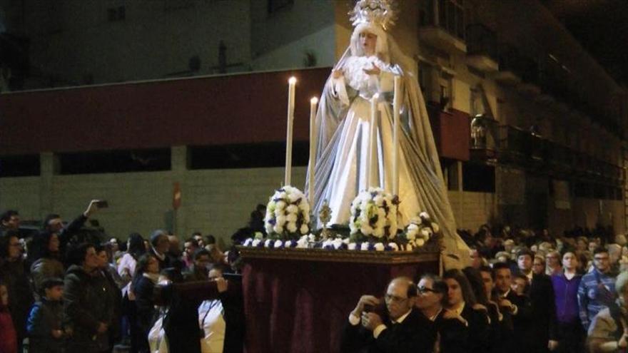 Muchos fieles para ver el estreno del paso de la Virgen del Rosario