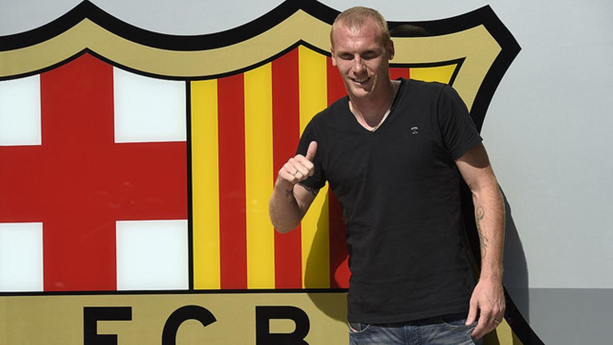 Mathieu posa junto al escudo del Barça en las oficinas del club en el Camp Nou