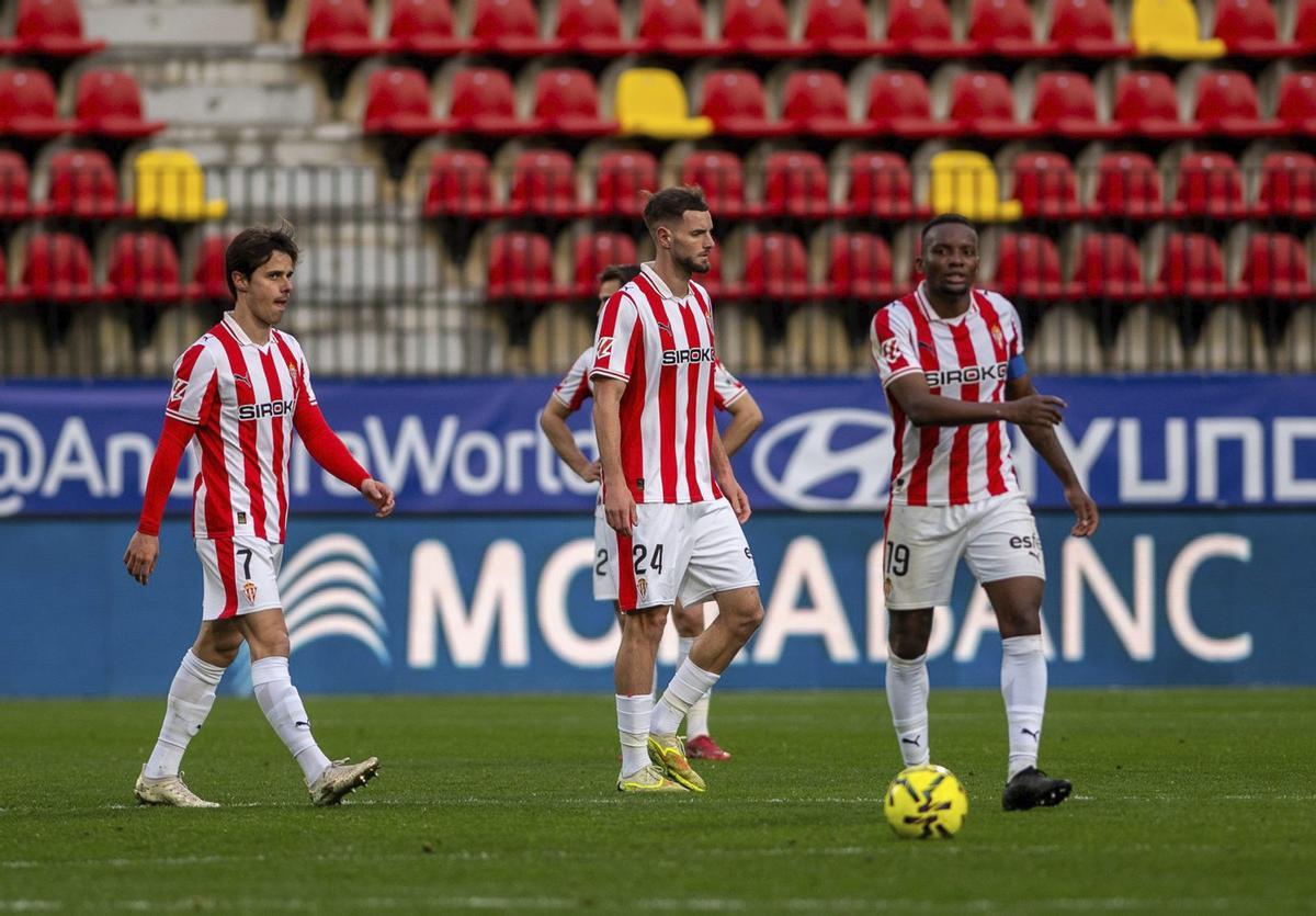 Por la izquierda, Gaspar Campos, Justin Smith y Juan Otero, durante el partido del Sporting en Andorra.    | FACTORÍA 9