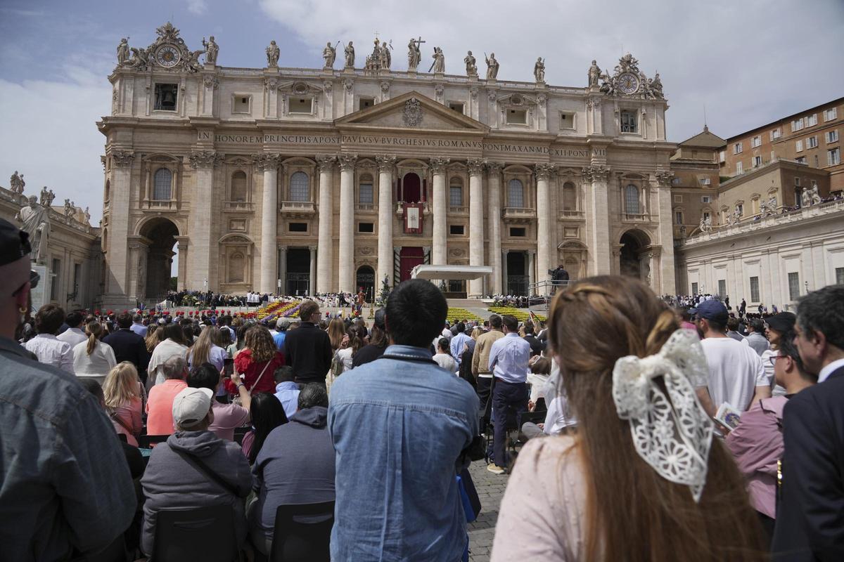 El papa imparte la bendición Urbi et Orbi en San Pedro