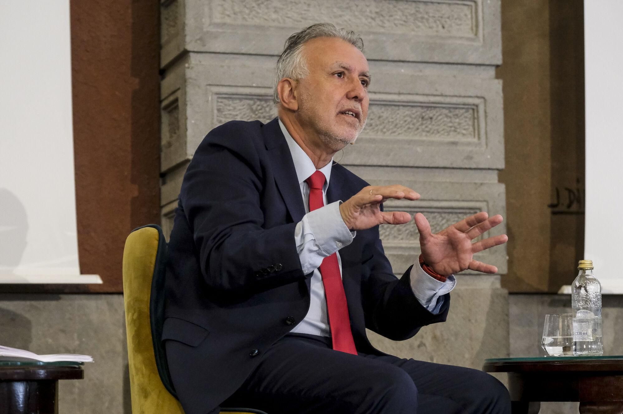 Encuentro informativo con Ángel Víctor Torres, ministro de Política Territorial y Memoria Democrática de España 