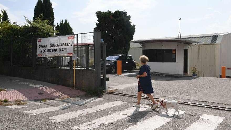 Entrada a las instalaciones de Isowat Made en la avenida de Finisterre, en el polígono de A Grela.