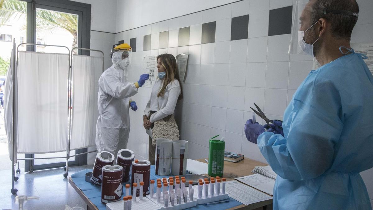 Toma de muestras para una prueba PCR, en imagen de archivo