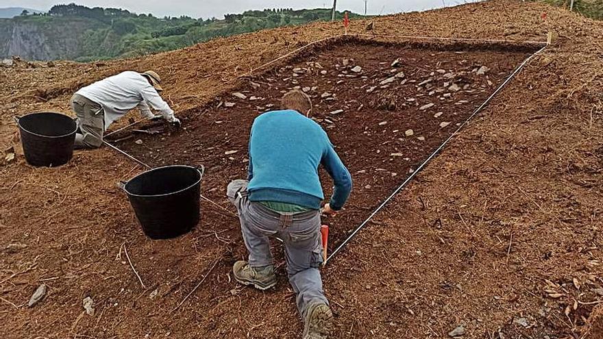 Arqueólogos trabajando en la excavación de una zona del castro. |  Reproducción de D. Á.