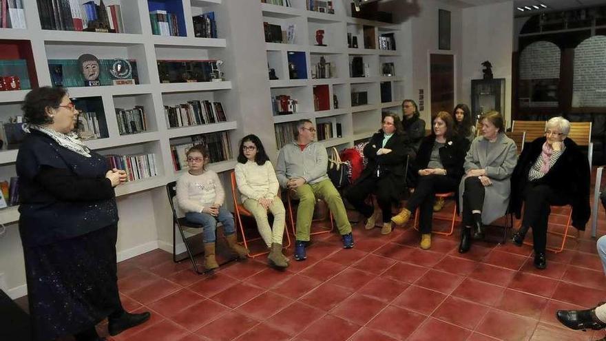 Mercedes G. Rojo, a la izquierda, en la presentación del libro &quot;La leyenda del gato maragato&quot;.