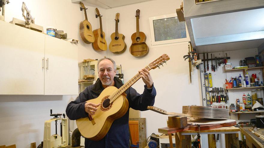 Un 'luthier' crea la primera guitarra con roble de O Morrazo