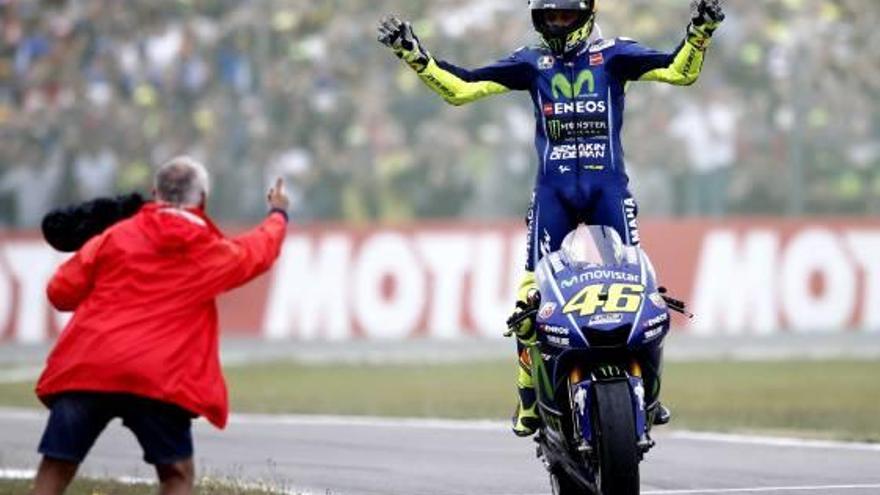 Rossi celebra su victoria sobre la moto, ayer.