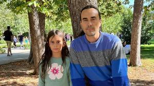 Guillermo Rodríguez-Navas y su hija, Lina, ayer en el parque del Retiro de Madrid haciendo tiempo antes de su vuelo a Palma.