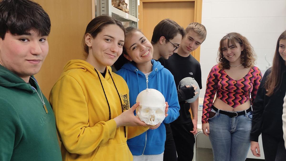 Los estudiantes del Silos, durante su visita al Instituto de Medicina Legal de Aragón.