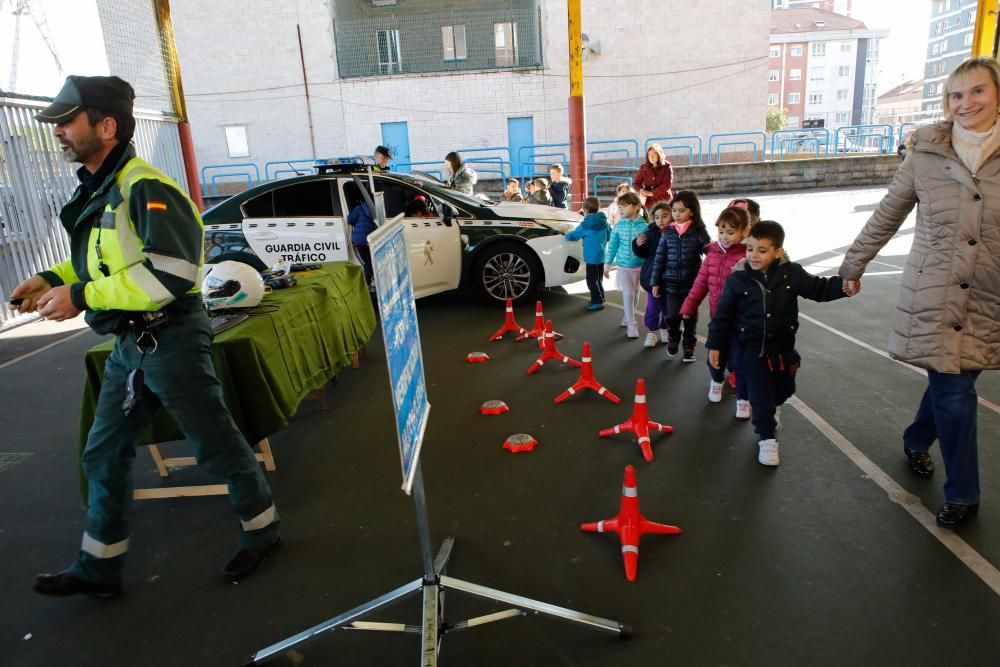 Exhibición de la Guardia Civil en el colegio Santa Olaya