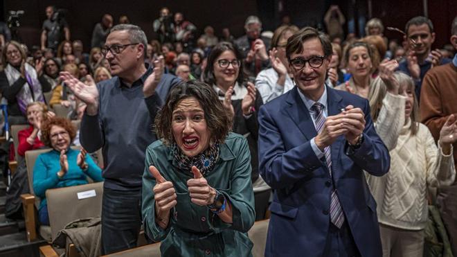 El candidato del PSC, Salvador Illa, con la alcaldesa de Santa Coloma y portavoz del partido, Núria Parlon