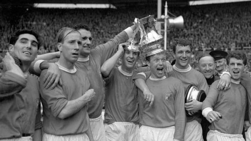 Herd, tercero por la derecha, con la Copa ganada en 1963 al Leicester en Wembley.