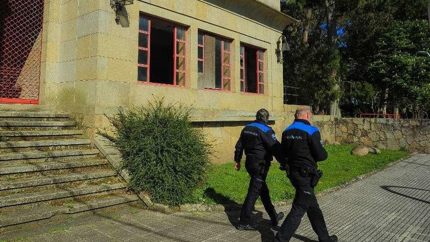 Efectivos de la Policía Local de Vilagarcía. // Iñaki Abella