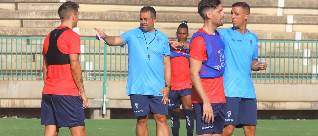 Germán Crespo reparte indicaciones durante una sesión de trabajo en la Ciudad Deportiva.