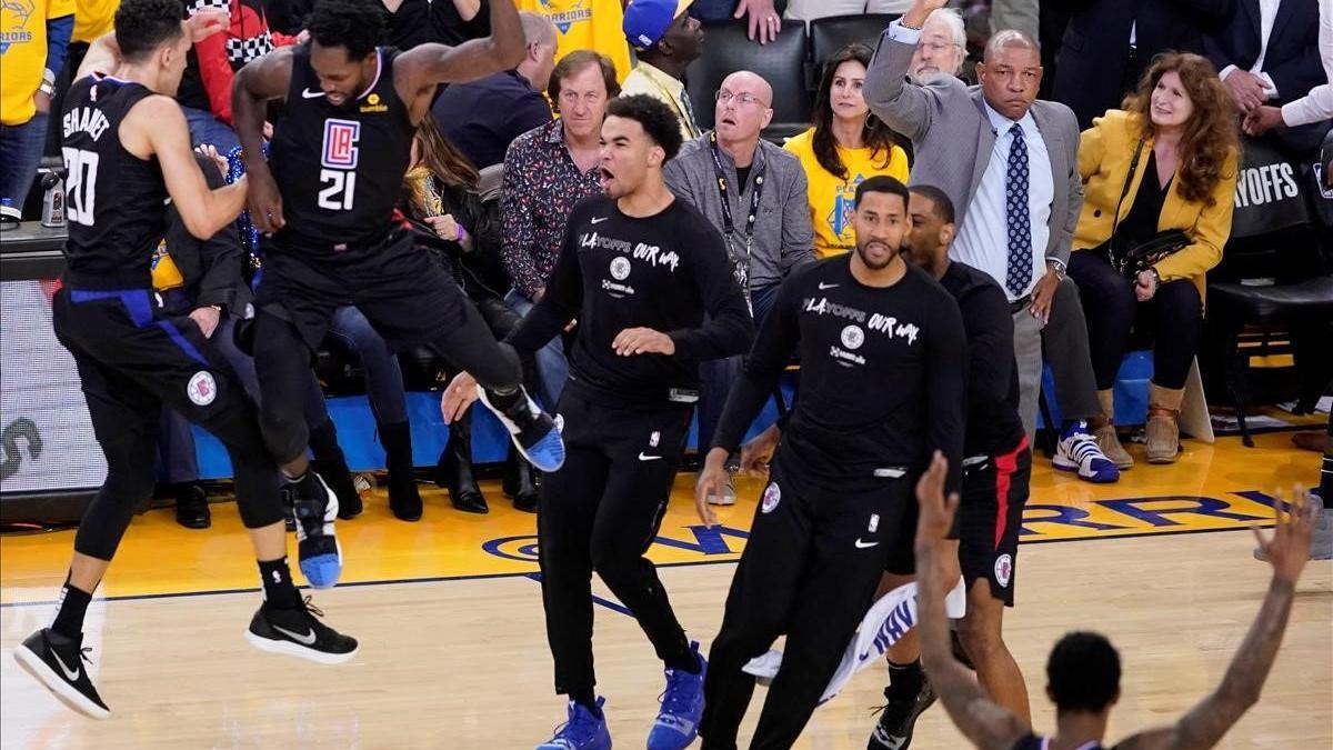 Los jugadores de los Clippers celebran el triunfo en la cancha de los Warriors después de una espectacular remontada