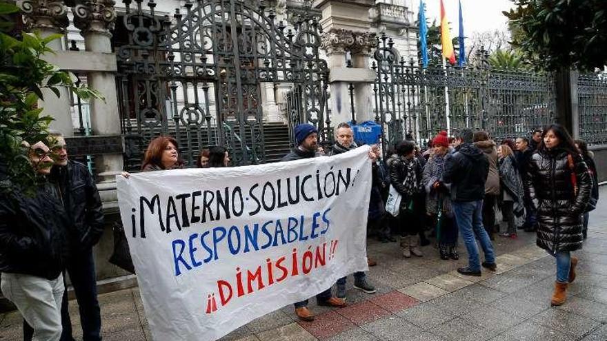 Protesta por la reorganización de la Unidad de Primera Acogida del Centro Materno Infantil de Oviedo.