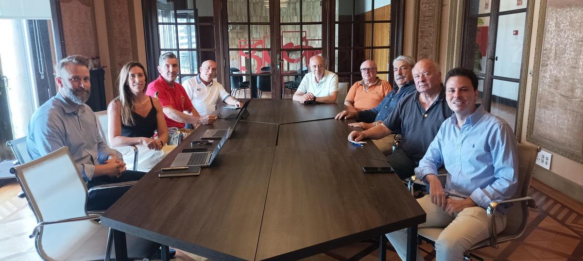 Ángela Pumariega, segunda por la izquierda, en la reunión con antiguos alumnos de la Laboral.