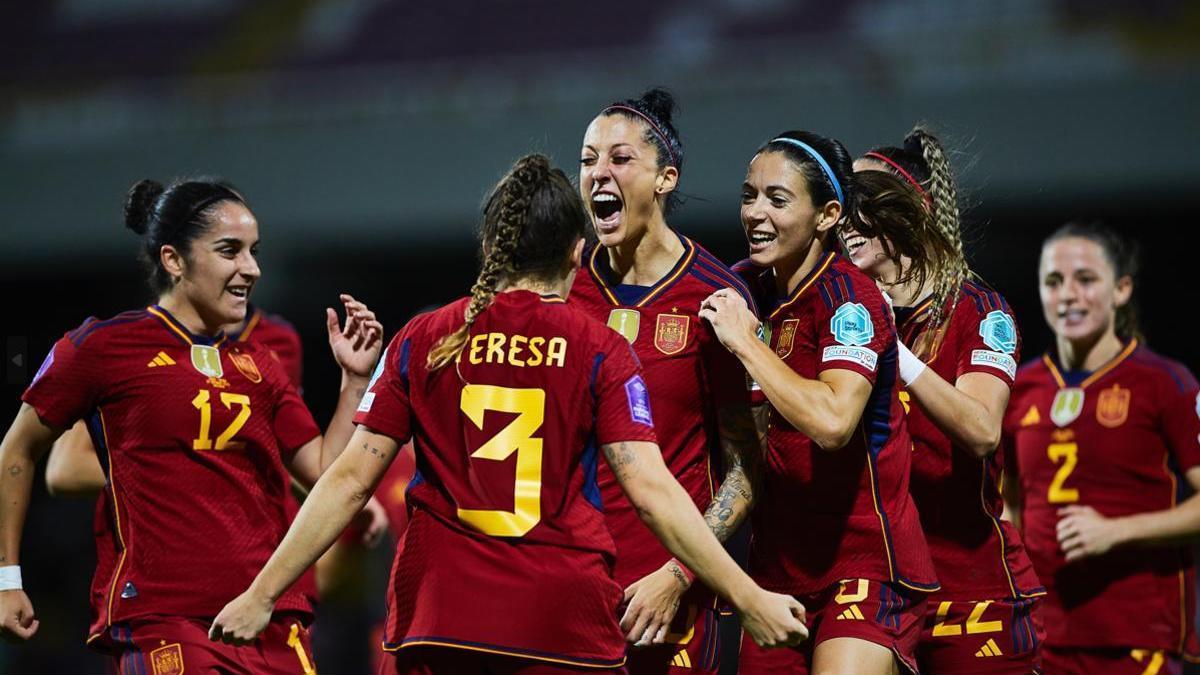 La seleccion española femenina en un partido de fútbol