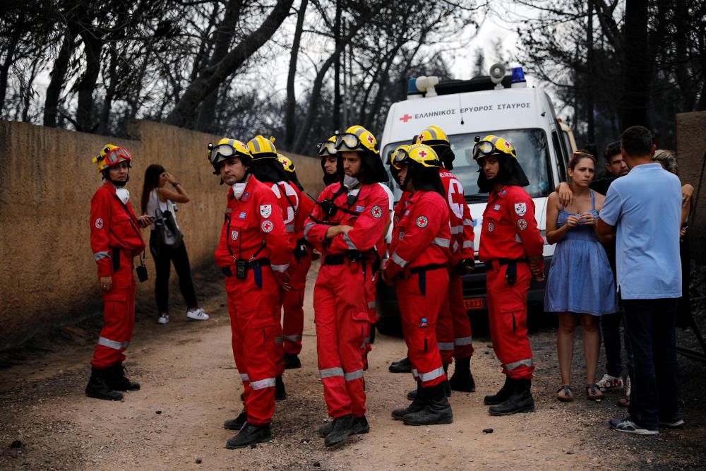 Al menos 74 personas han muerto a causa de los incendios que se han declarado esta semana en los alrededores de Atenas.