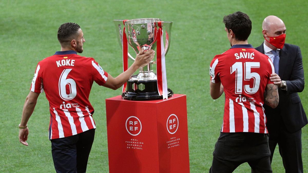 LALIGA SANTANDER | El Atlético de Madrid recibe la copa de campeón