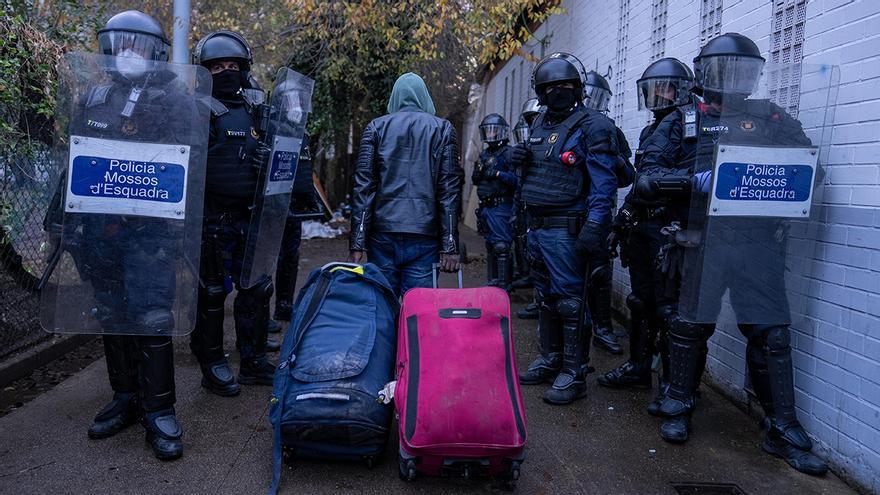 En marcha el desalojo del instituto B9 de Badalona