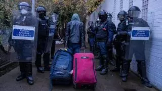 Directo | Avanza el desalojo del B9 en Badalona mientras los ocupantes piden recuperar sus pertenencias