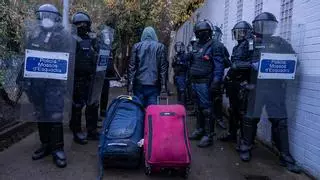 Un amplio dispositivo policial desaloja en Badalona a unos 200 migrantes del mayor asentamiento de Catalunya