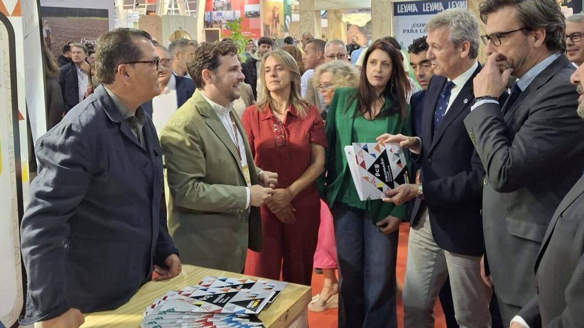 Alfonso Rueda visita el stand del Patronato de Turismo de la Diputación de Zamora.