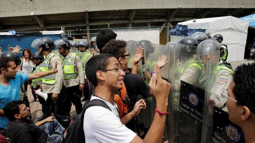 Estudiantes antichavistas protestan ante la Policía en Caracas. // Reuters