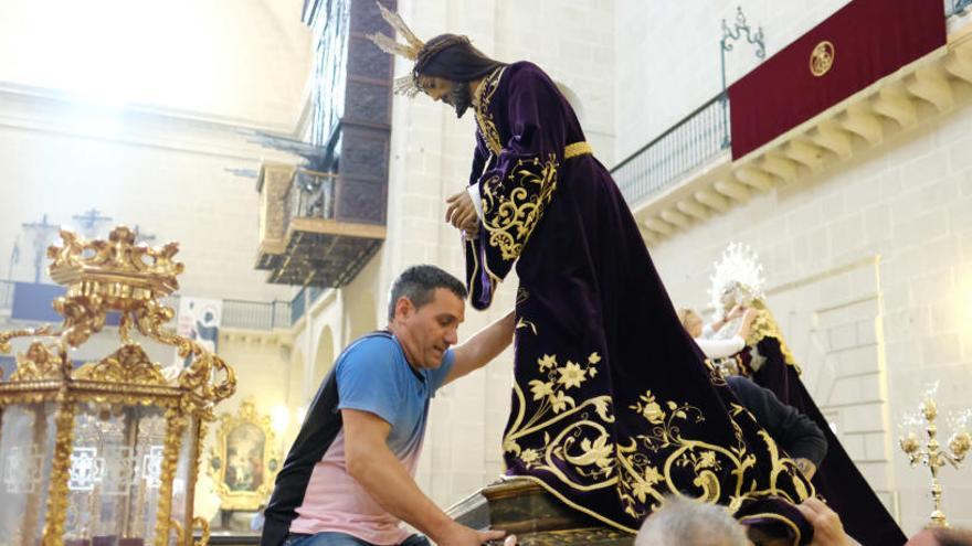 Preparativos del trono y la imagen de Nuestro Padre Jesús, que sale esta noche en procesión.